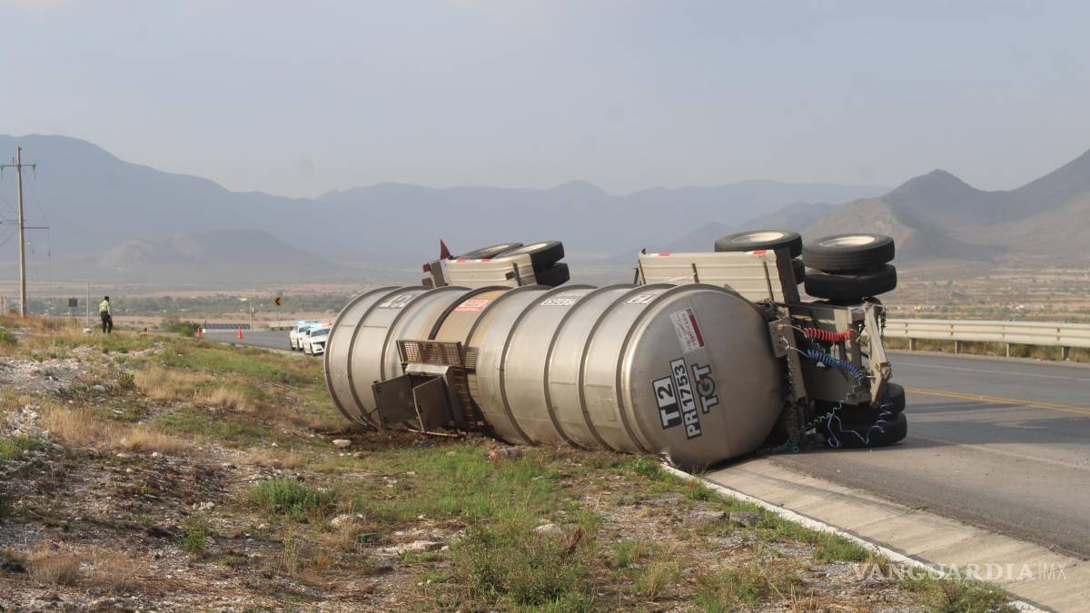 Tanque de diésel de tráiler se desprende y vuelca en la carretera Saltillo-Zacatecas