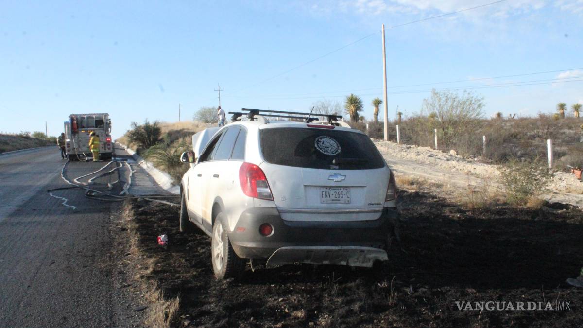 Camioneta se incendia a orilla de carretera federal; el conductor se salvó de milagro