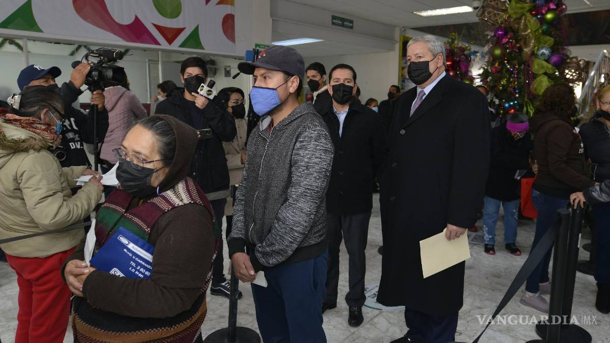 Alcalde de Saltillo hace fila y cumple con pago de predial