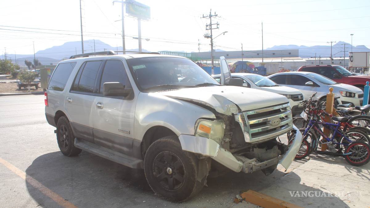 Iba a comprar computadora y termina con deudas; choca contra casa de empeño en Saltillo