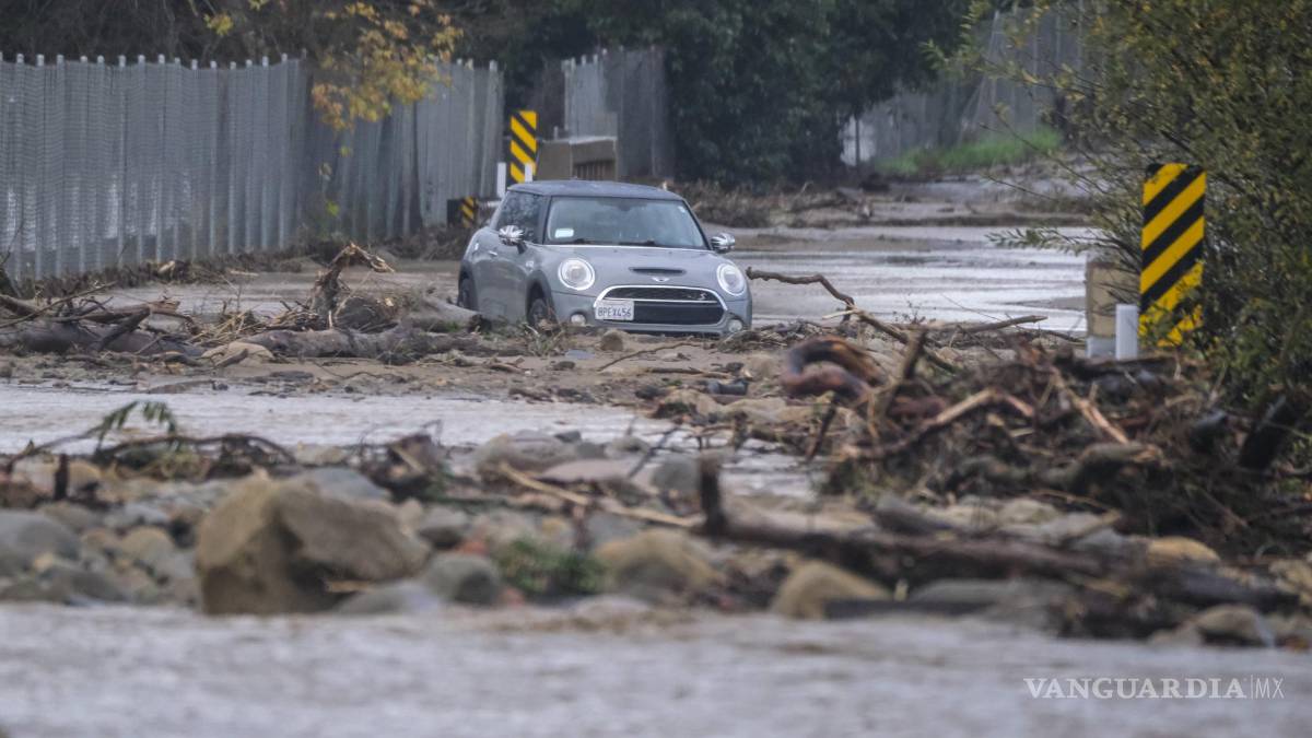 ‘Estamos atrapados aquí’; lluvias, aludes y socavones azotan a California