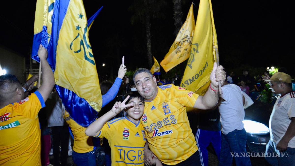 Saltillo saca las garras: aficionados de Tigres celebran en la Alameda
