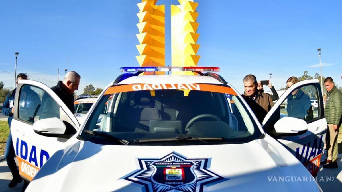 Miguel Riquelme y Román Cepeda entregan patrullas a Tránsito y Vialidad de Torreón