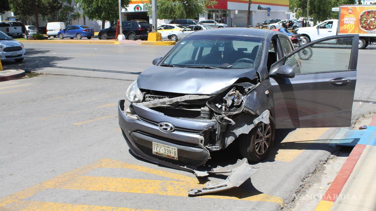 Saltillo: mujer intenta ganarle al semáforo y la impactan