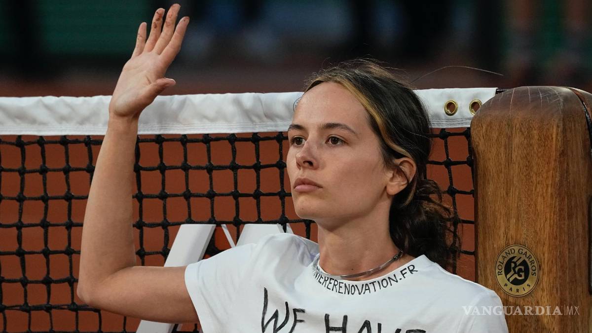 Una activista se encadena a la red e interrumpe la semifinal entre Casper Ruud y Marin Cilic en Roland Garros