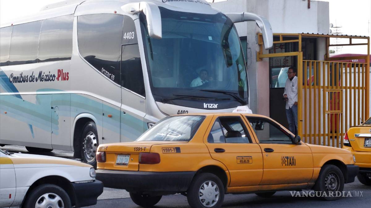 Se quedan varados migrantes en Saltillo, ante polémica por permisos recibidos en frontera sur que no tienen validez en Coahuila