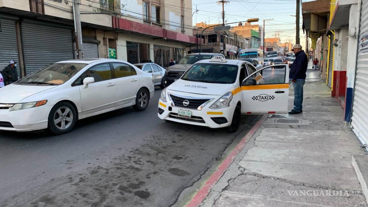‘Es mejor que pagar una combi’: en Saltillo operan taxis colectivos