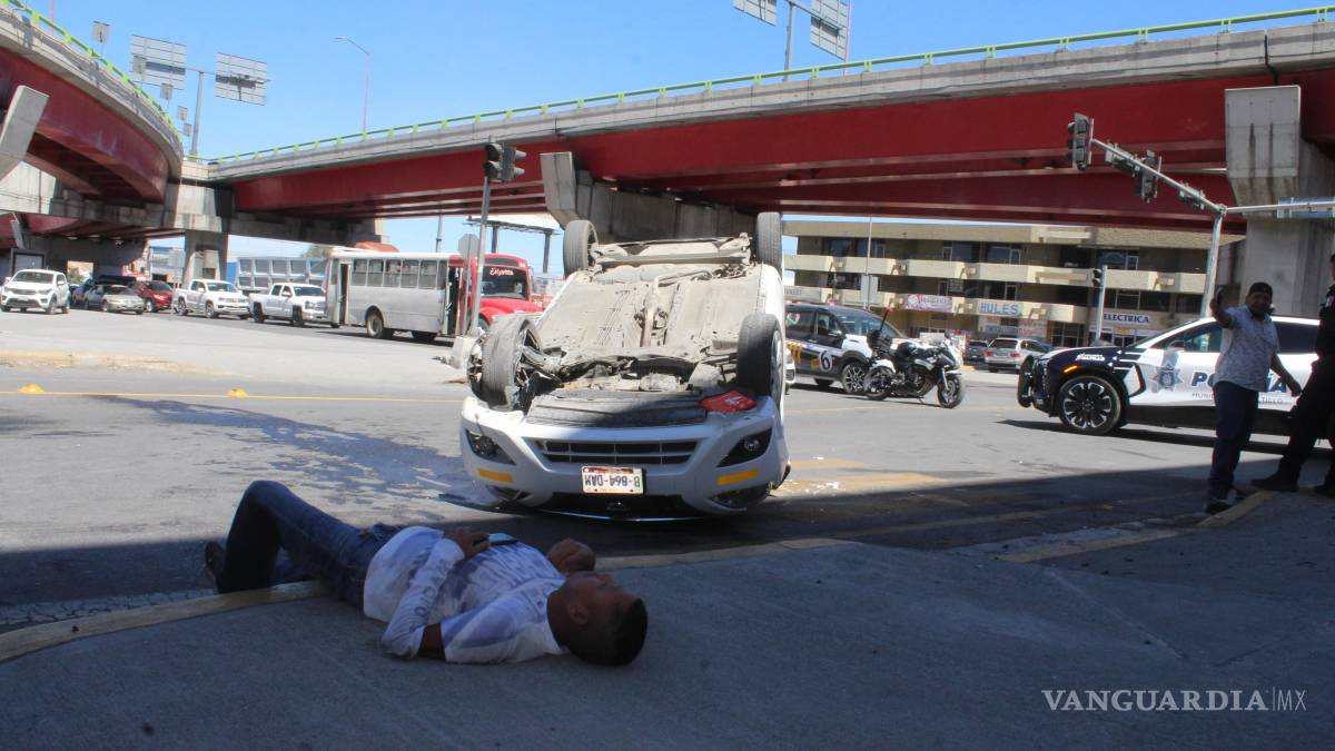 Taxista sufre volcadura bajo el distribuidor vial El Sarape, en Saltillo