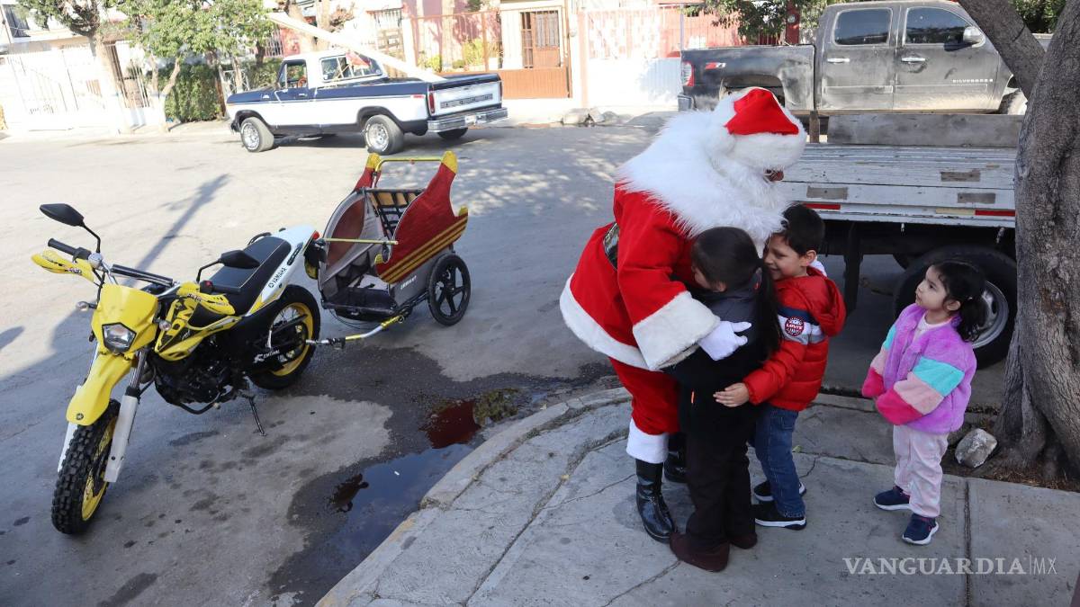 Santa pasea en moto por la ciudad de Saltillo... ¡desde hace treinta años!