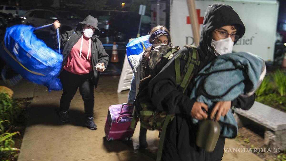 ‘Estamos atrapados aquí’; lluvias, aludes y socavones azotan a California