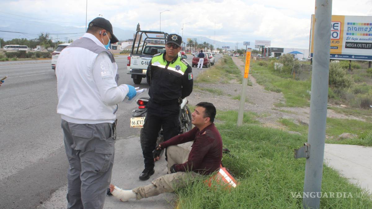 Repartidor sufre aparatosa caída en la glorieta Venustiano Carranza, en Saltillo