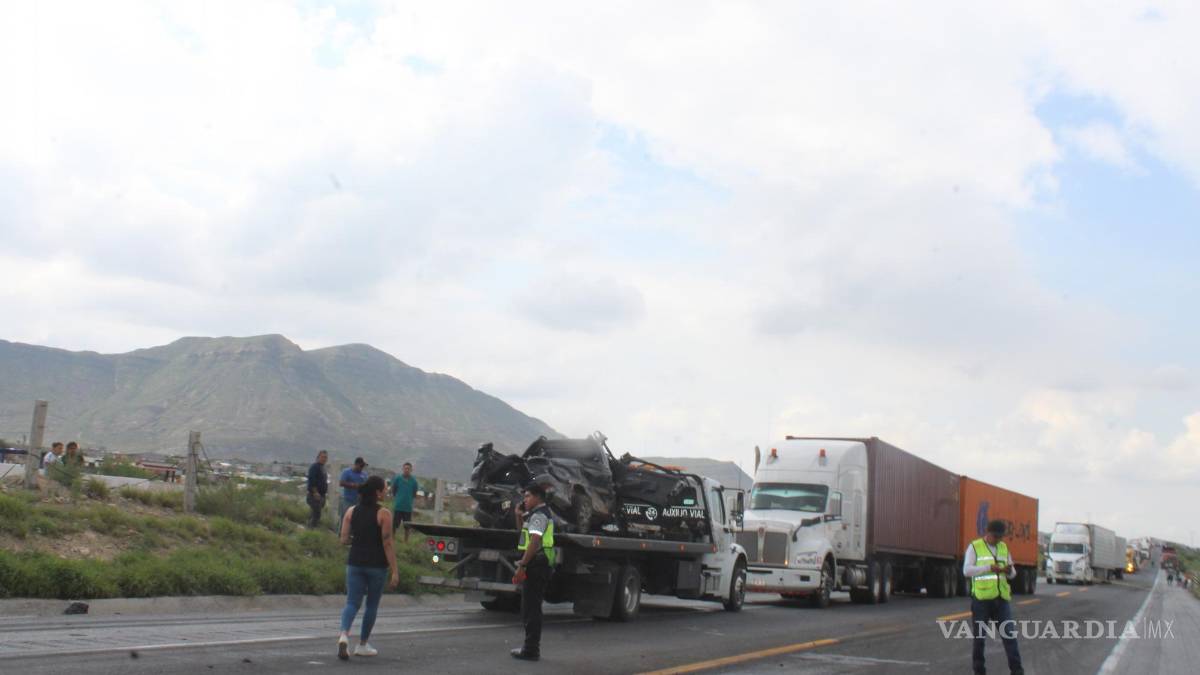 Traileros hacen ‘sandwich’ con una camioneta en Ramos Arizpe
