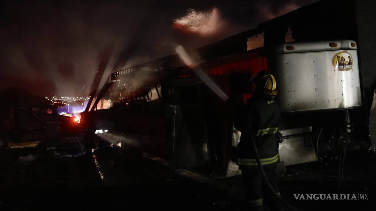 Se detiene el tráfico tras aparatoso choque e incendio en tramo Monterrey-Torreón