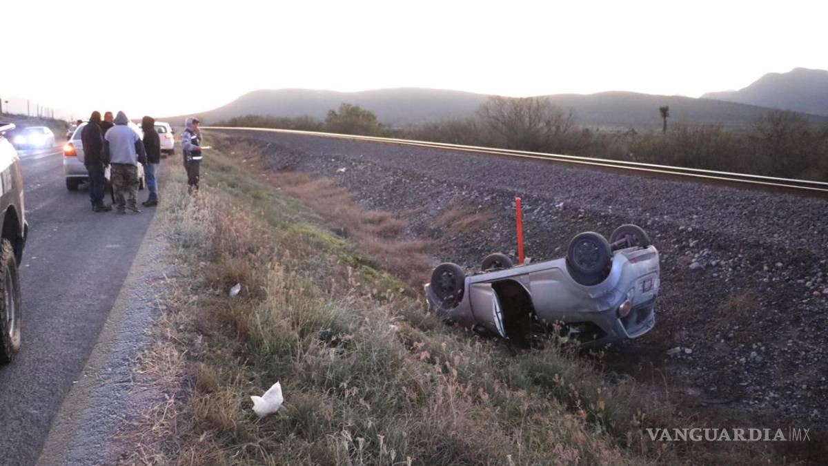 Automovilista pierde el control por ir a exceso de velocidad y vuelca en carretera de Saltillo