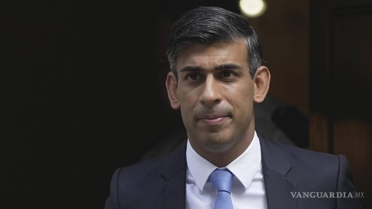 Mientras Rishi Sunak, primer ministro británico, pondera el servicio de Isabel II a un año de su muerte, los antimonárquicos protestan