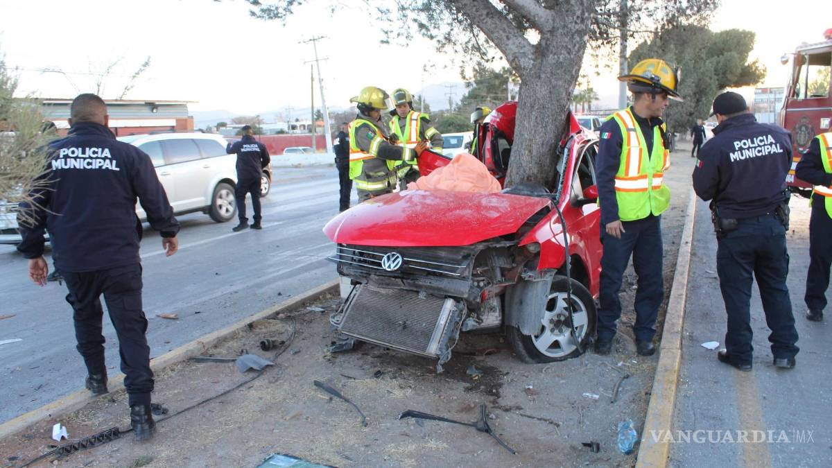 ¿Maldición del auto rojo?... se salva de milagro tras impactarse contra árbol en Saltillo
