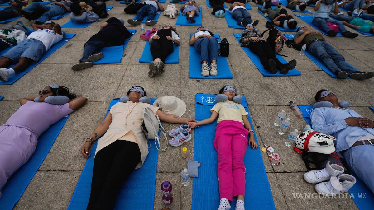 Así conmemoran en CDMX el Día Mundial del Sueño, cientos de personas se toman una “siesta masiva” (Fotos)
