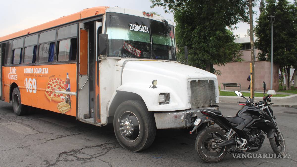 Motociclista de 17 años es embestido por camión urbano en la zona centro de Saltillo