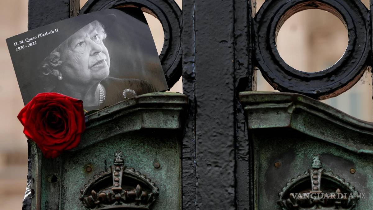 Mientras Rishi Sunak, primer ministro británico, pondera el servicio de Isabel II a un año de su muerte, los antimonárquicos protestan