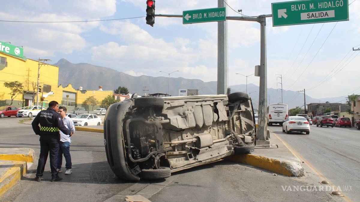 Vuelcan repartidores de frutas sobre el Periférico de Saltillo