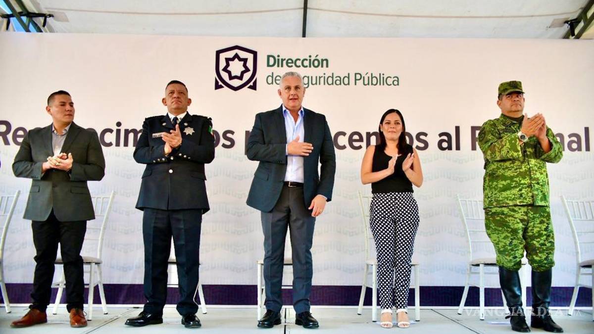 Román Cepeda, alcalde de Torreón, entrega reconocimientos a policías que obtuvieron ascensos