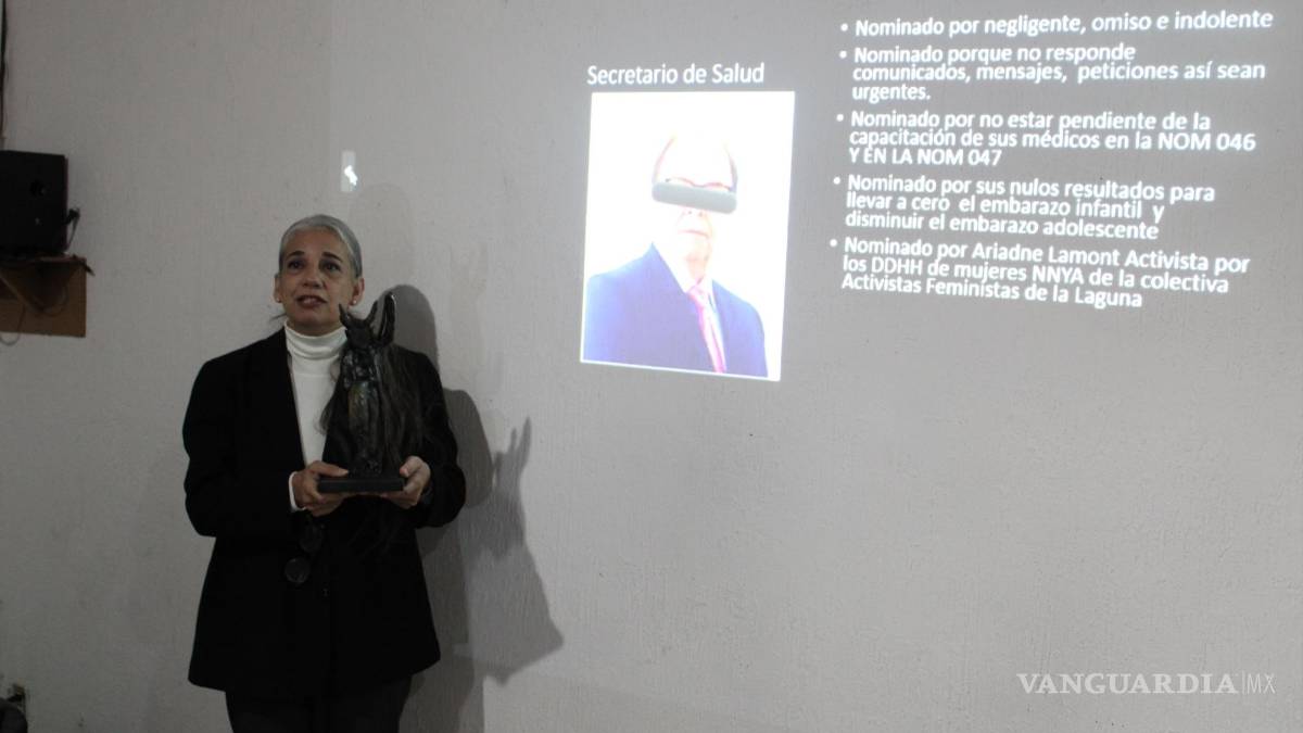 Colectivos feministas de Torreón entregan a secretario de Salud antigalardón ‘Don Pancho’