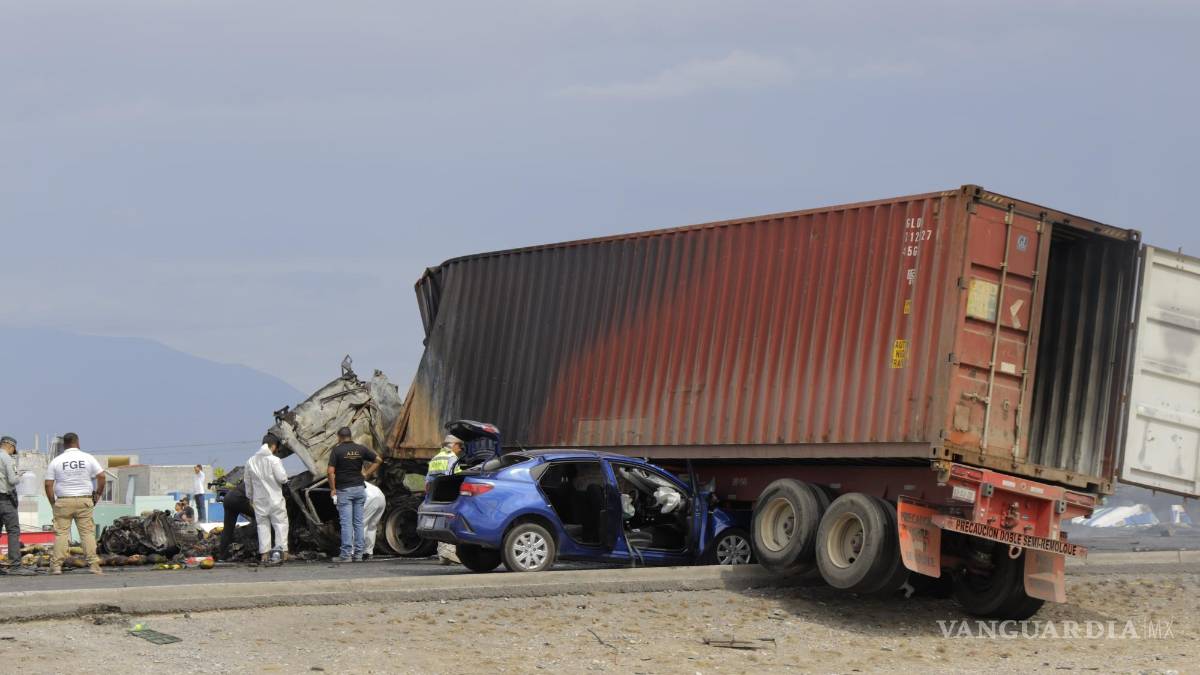 Mueren dos traileros en choque y explosión en Libramiento Norponiente en Ramos Arizpe