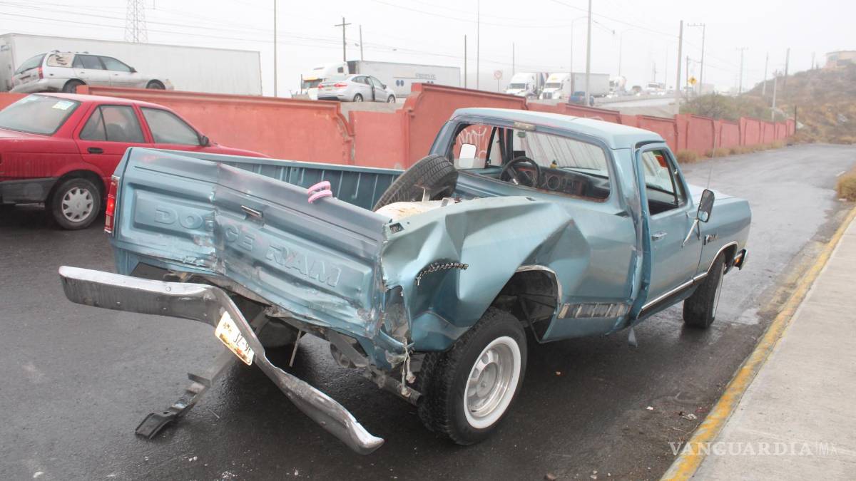 Trailero causa accidente y deja cuatro heridos en Saltillo; huye del lugar