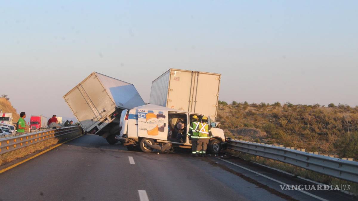 Empleado mueblero choca y mata a su copiloto en la autopista a Torreón