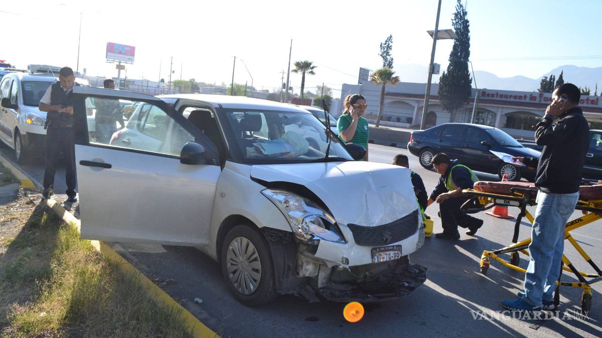 Mujer ‘acelerada’ pega por alcance
