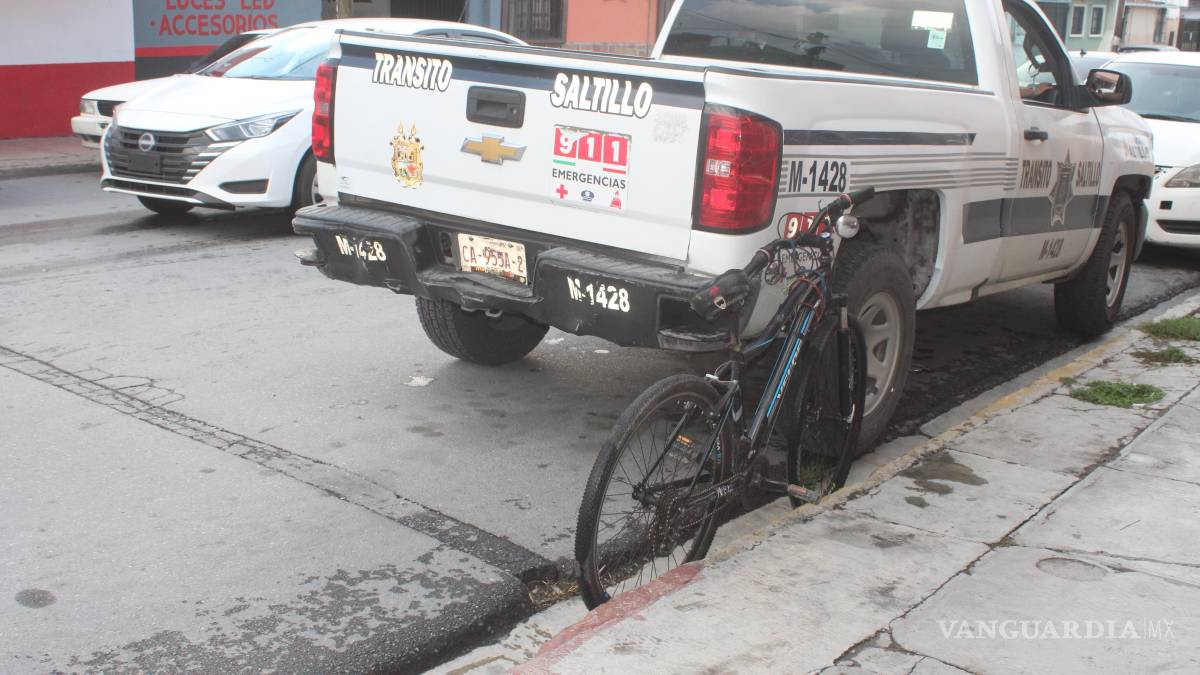 Ciclista resulta herido tras ser embestido por camioneta en Valle de las Flores, en Saltillo