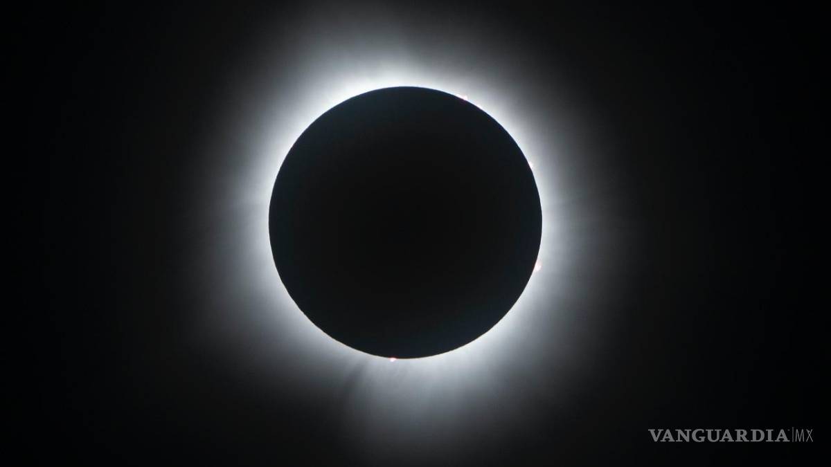 Así cautiva, maravilla y asombra el eclipse solar desde Mazatlán hasta la isla de Terranova (fotos)