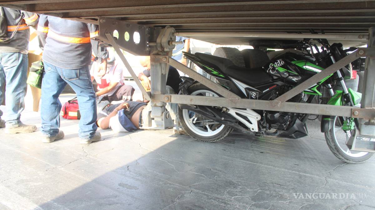 Motociclista choca contra caja de tráiler, en Saltillo