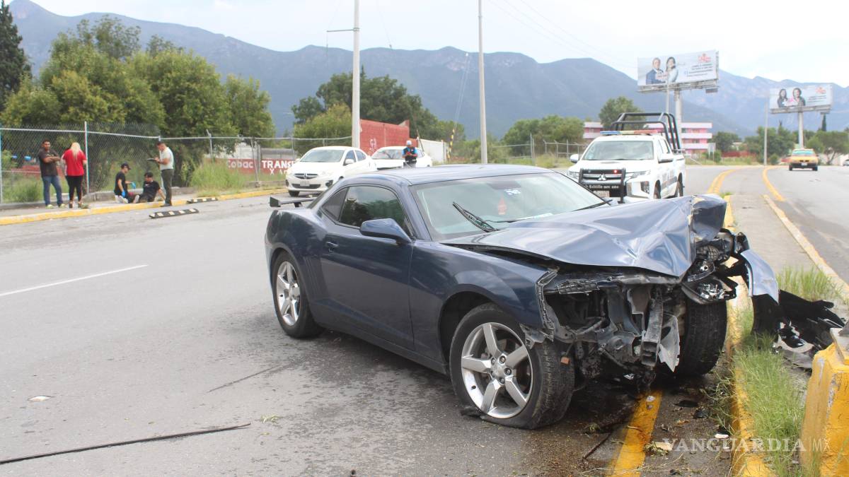 Caos vial por choque de Camaro en bulevar Emilio Arizpe de la Maza