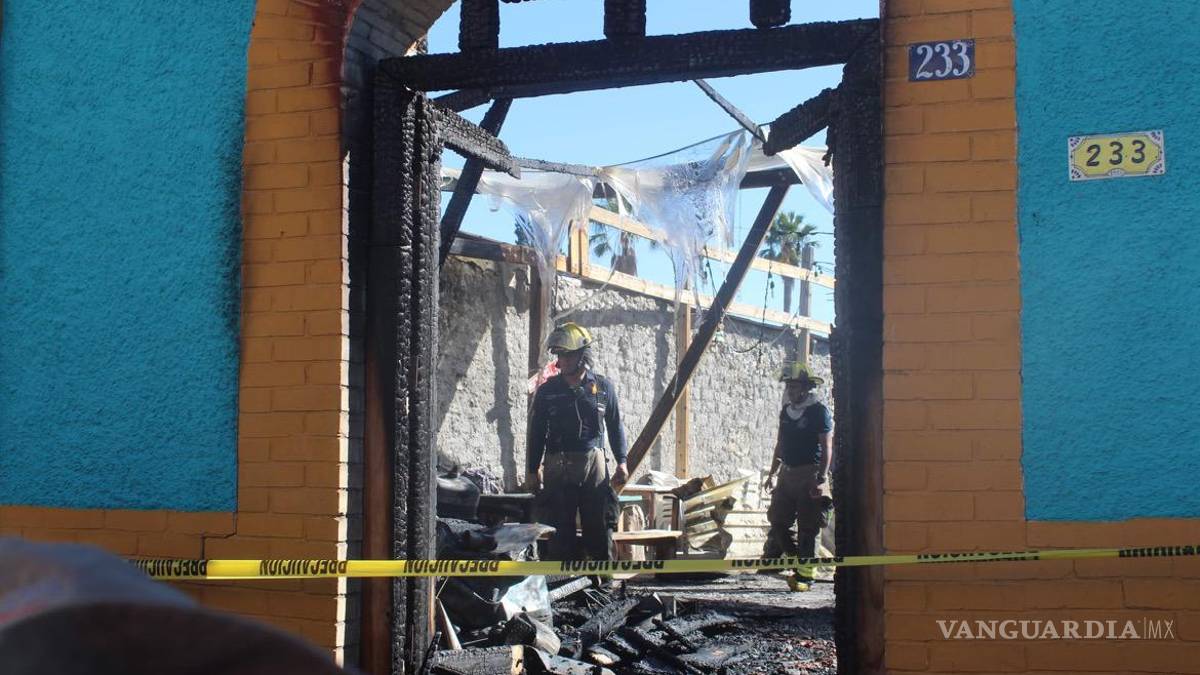 Incendio arrasa con el bar ‘Patio Azul’, en el centro de Saltillo