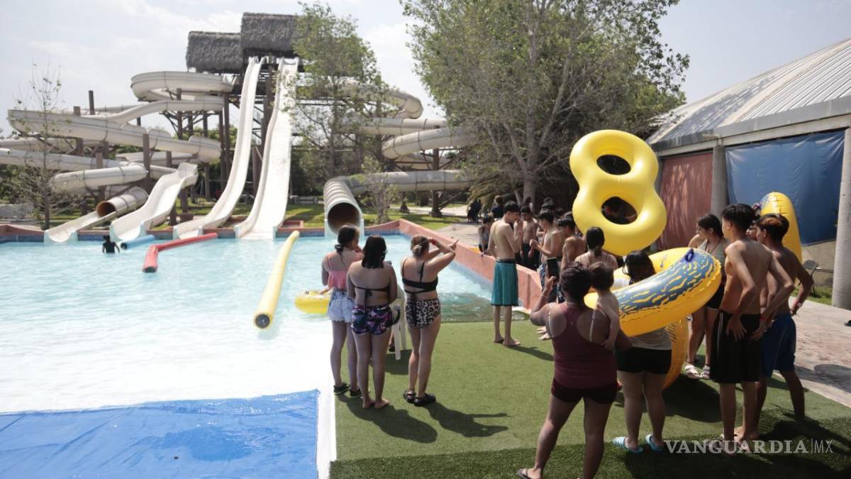 Aprovechan jueves santo para refrescarse en balnearios de Saltillo