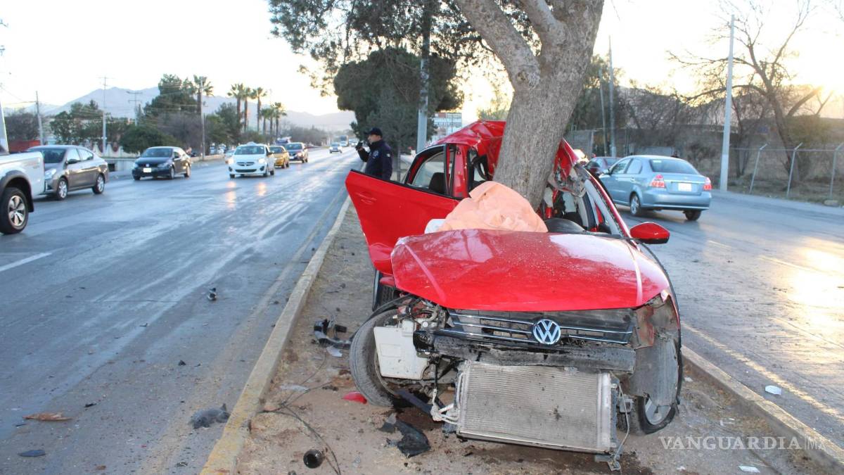 ¿Maldición del auto rojo?... se salva de milagro tras impactarse contra árbol en Saltillo