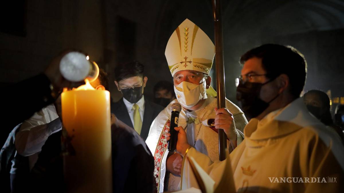 Celebran Vigilia Pascual en Catedral de Saltillo luego de dos años