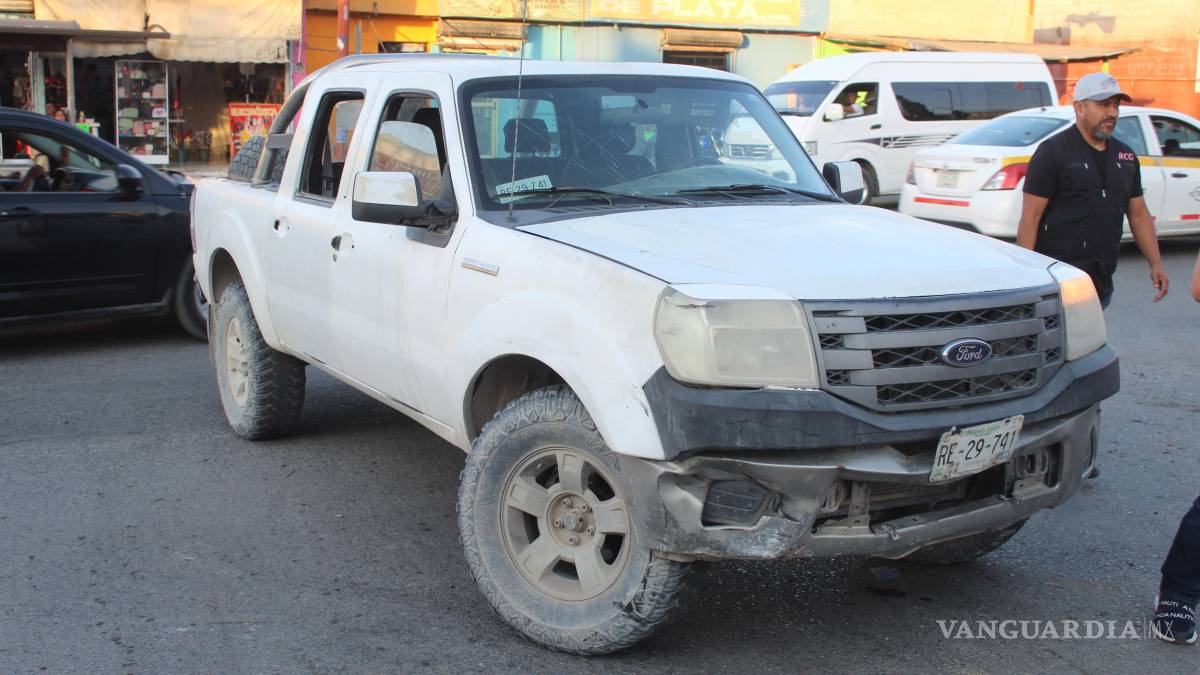 Camioneta le quita el paso a motociclista y lo manda al Hospital General de Saltillo