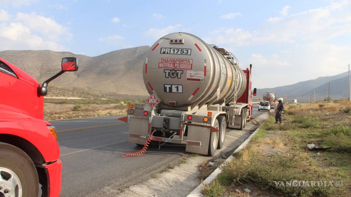 Tanque de diésel de tráiler se desprende y vuelca en la carretera Saltillo-Zacatecas