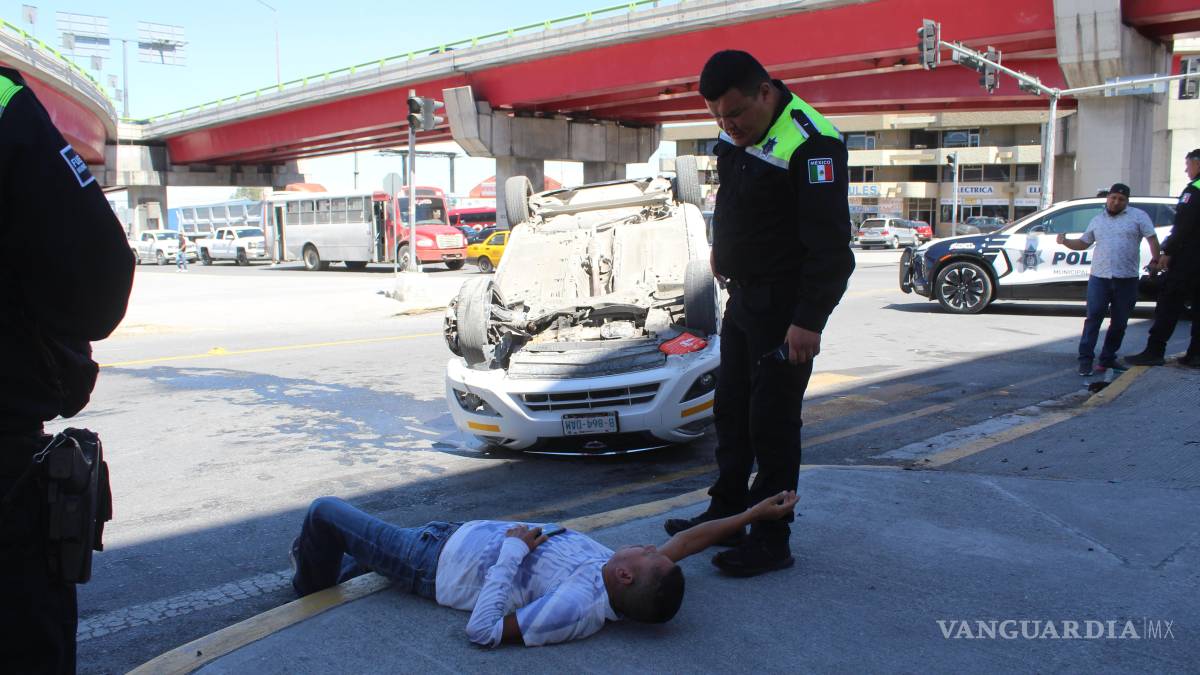 Taxista sufre volcadura bajo el distribuidor vial El Sarape, en Saltillo