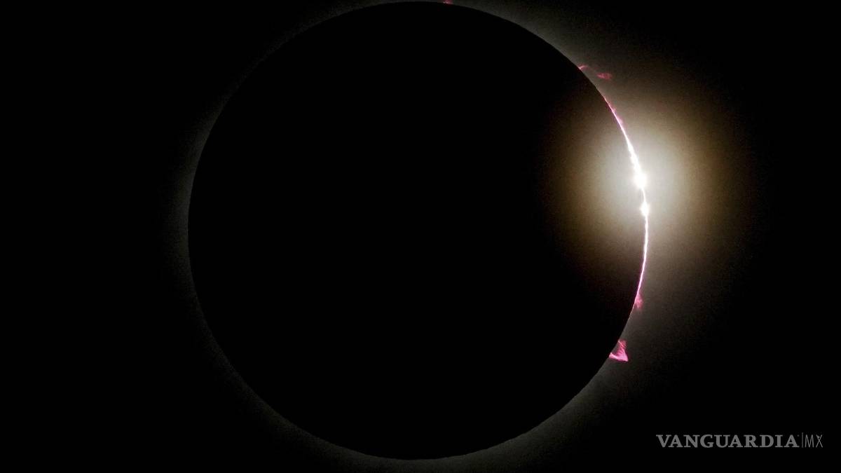 Así cautiva, maravilla y asombra el eclipse solar desde Mazatlán hasta la isla de Terranova (fotos)