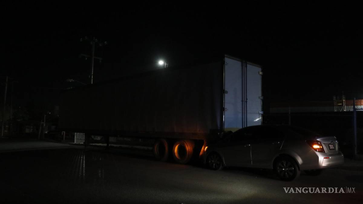 Saltillo: resulta ileso tras incrustarse en contenedor de tráiler