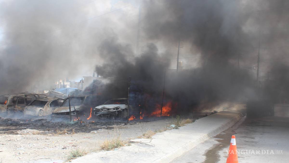 Incendio arrasa con 17 autos, en Saltillo