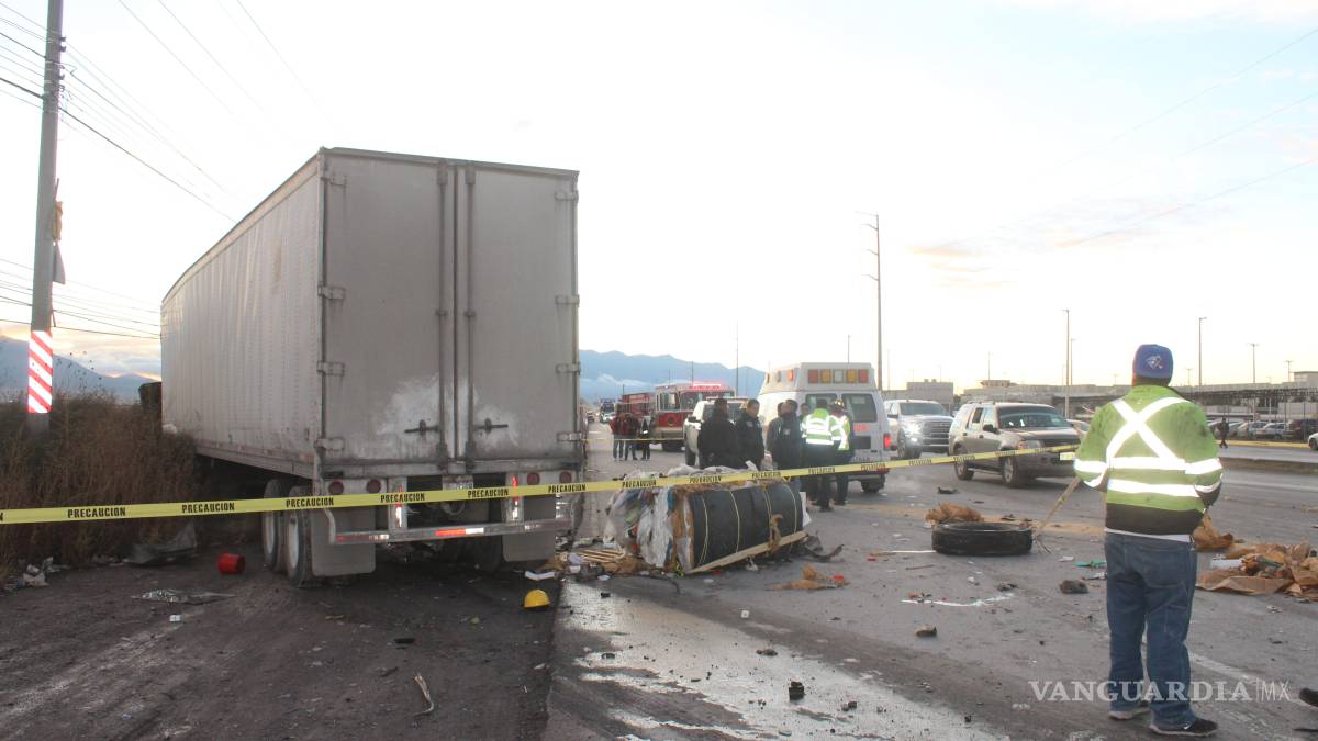 Choque de tráileres deja un muerto, en Saltillo