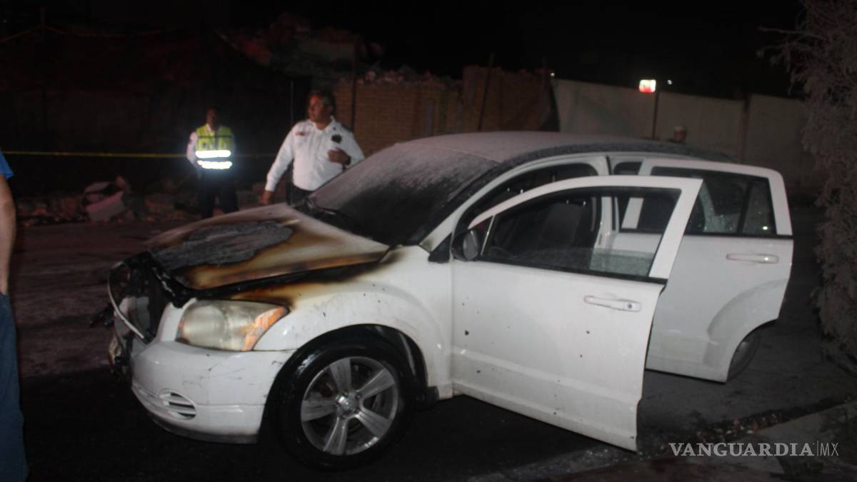 Se incendia su auto mientras conducía por calles de Saltillo