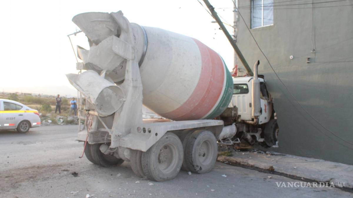 Conductor de camión revolvedor se impacta contra casa, en Saltillo