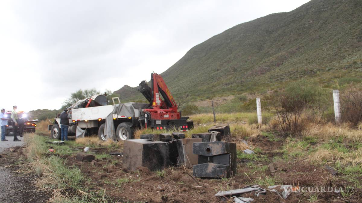 Grúa se sale del camino y vuelca, en Saltillo