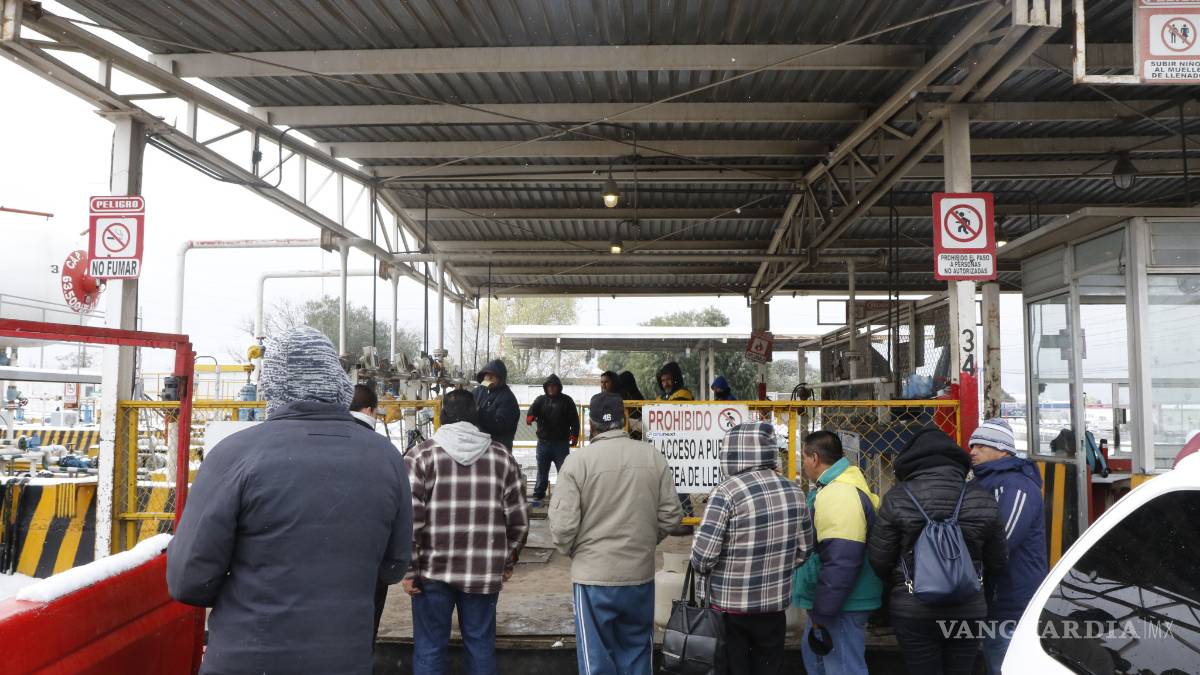 Saltillenses abarrotan gaseras; temen escasez de combustible