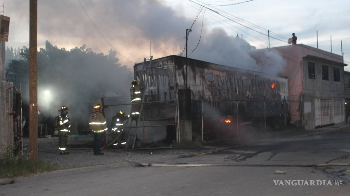 Incendio consume caja de tráiler en la Vista Hermosa, en Saltillo